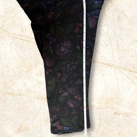 Lululemon Train Times Crop 17" Leggings in Frozen Flourish Multi/Black, Size 8 - Picture 7 of 9